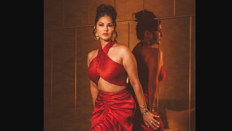 The music video shows a strong level of elegance and desi flavoured sizzle, as the ‘Jism 2’ actress donned a glittering erotic outfit and showcased her toned body while dancing in a way that is sure to get others dancing as well