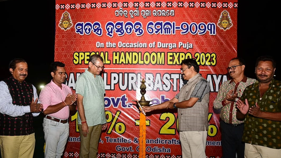 The Special Expo was inaugurated by Sobhan Krishan Sahoo,IRS, Director of Textiles, Odisha, Bhubaneswar on 17th October. Sambit Kumar Acharya, President of Sambalpuri Bastralaya, Debajit Nandy, Joint Director of Textiles, Bhubaneswar