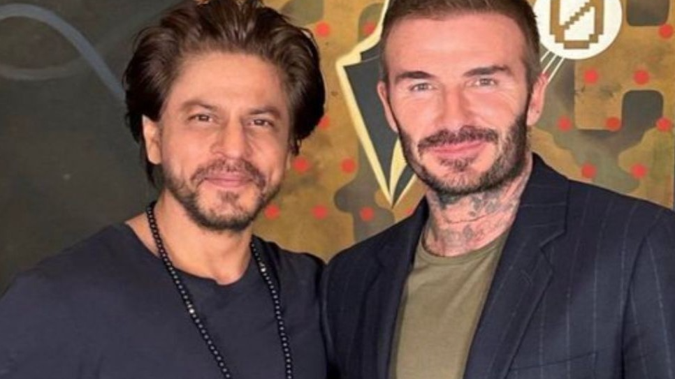 Taking to social media, SRK posted a happy picture with David, wherein we can see SRK in a black tee shirt and blue denim pants. He accessorised the look with a black pearl chain