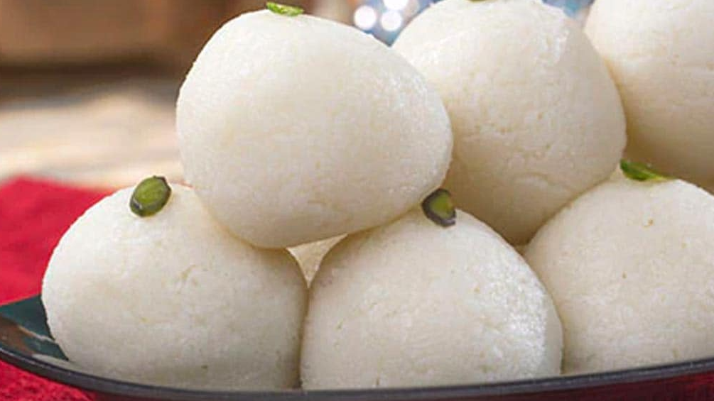 There was a wedding function at the residence of Brijbhan Kushwaha and at the function, a person passed a comment on the shortage of rasgullas
