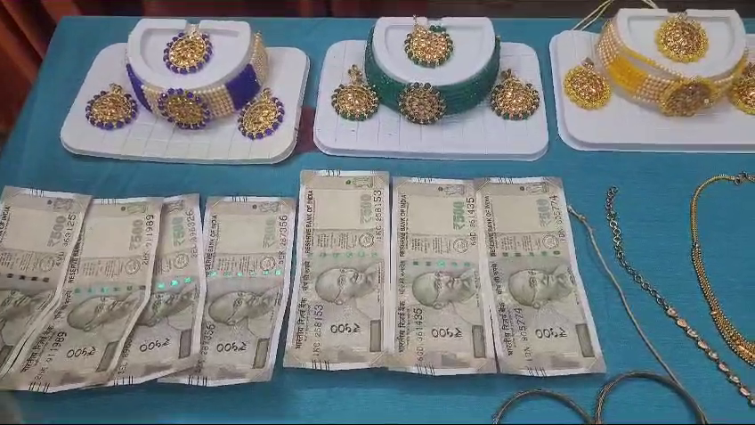 sometimes taking the opportunity, he enters houses and loots gold jewelries and cash. Several complaints in this regard were lodged with police