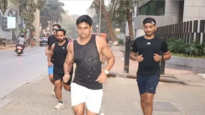 Nupur, who is a fitness trainer, ditched the traditional choice of the horse and jogged for 8 kms to reach the wedding venue. During the ceremony, he was seen wearing a black vest and white shorts