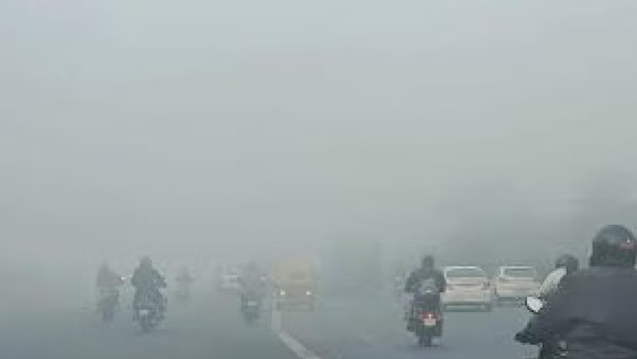 Palam recorded the lowest visibility of 1000 m at 5:30 a.m. and Safdarjung of 500 m at 8 a.m. with minimmum temperature standing at 9.6 and 8.9 degree C, respectively