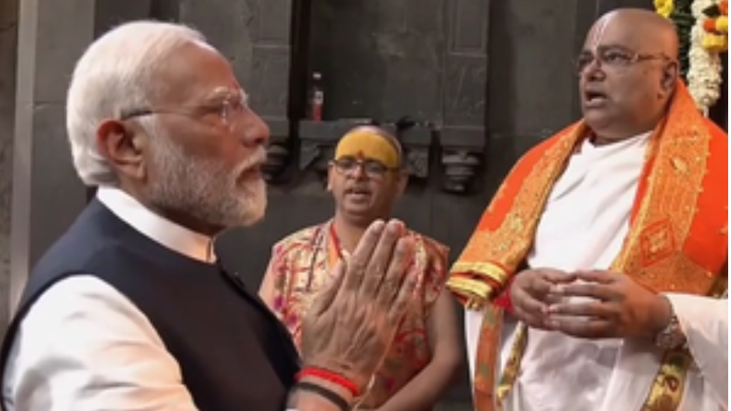 The PM was welcomed by the trustees of the Shree Kalaram Temple Trust, then he was taken around the temple precincts, took ‘darshan’. performed an ‘aarti’, was honoured with a shawl