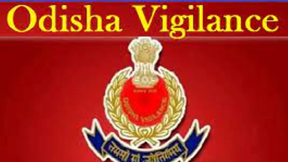 disha Vigilance on Monday apprehended a senior clerk- cum- cashier and a peon at the office of Superintending Engineer (SE), RW (PH) division, Bhubaneswar for demanding and accepting bribe from a complainant