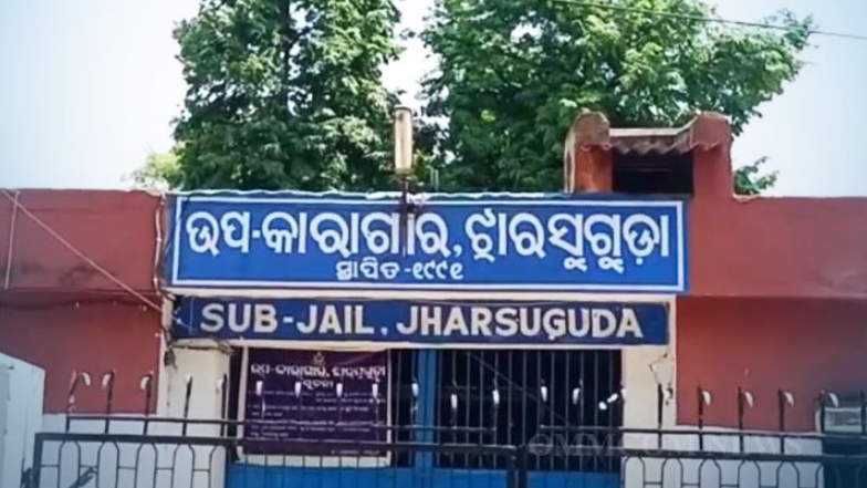 An undertrial prisoner from Jharsuguda sub-jail attempted suicide by jumping from the third floor of the court building today. The prisoner, identified as Sanatan Singh, is facing charges of misdemeanor and was scheduled to appear in court