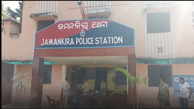 Acting on a tip-off, Jamankira and Jujumura police in Odisha's Sambalpur district on Tuesday conducted a raid in Basupali and busted an illegal firearms manufacturing unit