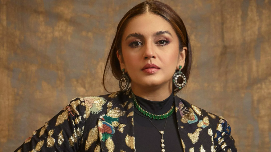 Actress Huma Qureshi imparted some words of wisdom on Friday morning, stating that "life is a massive canvas, throw in all the paint