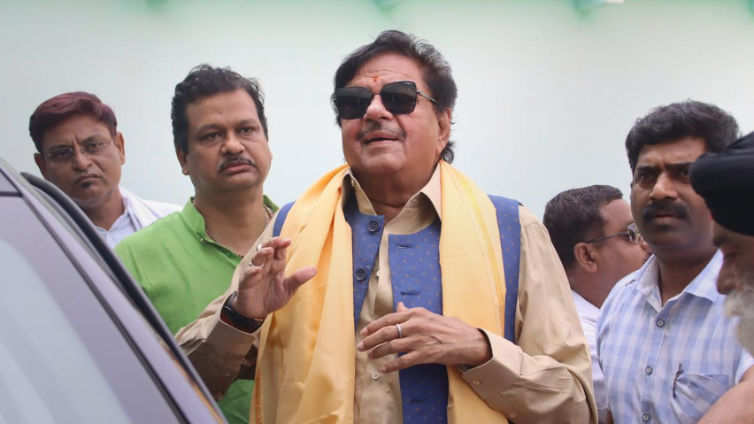 Shatrughan Sinha wrote, "With an attitude of gratitude I wish to thank everyone from my constituency #Asansol the 'city of brotherhood' for their unwavering love &amp; support for our great win