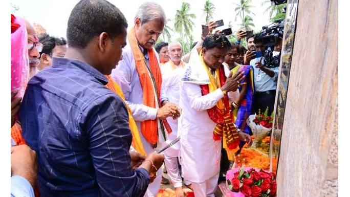 In Suando, the Chief Minister paid homage to Utkalmani Gopbandhu Das. Later, he interacted with the people of Suando village
