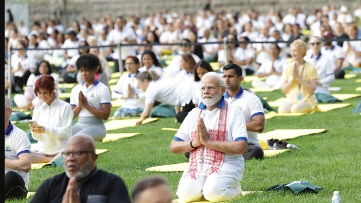 He told the participants here at the SKICC, located on the banks of Dal Lake, that it is in the sanguine environment of Kashmir and Srinagar that one gets the unique feeling of the strength that Yoga gives us