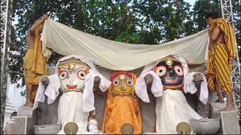 At approximately 4:30 am, the deities were ushered to the Snana Mandap, where they received ablutions with raw coconut and Ganga water, followed by 108 pots of aromatic water each. Subsequently, the Chandanlagi ritual adorned them with sandalwood paste, and priests performed Sakal Dhupa offerings
