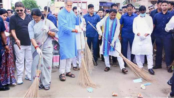 A day before the world-renowned Rath Yatra, CM Majhi personally wielded a broom to clear dirt from Bada Danda