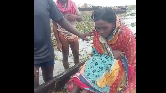 A woman from Chhattisgarh, identified as Sarojini Ranveer from Purat village, was rescued today in Odisha’s Jharsuguda district after being swept away by the Mahanadi river for approximately 60 kilometers