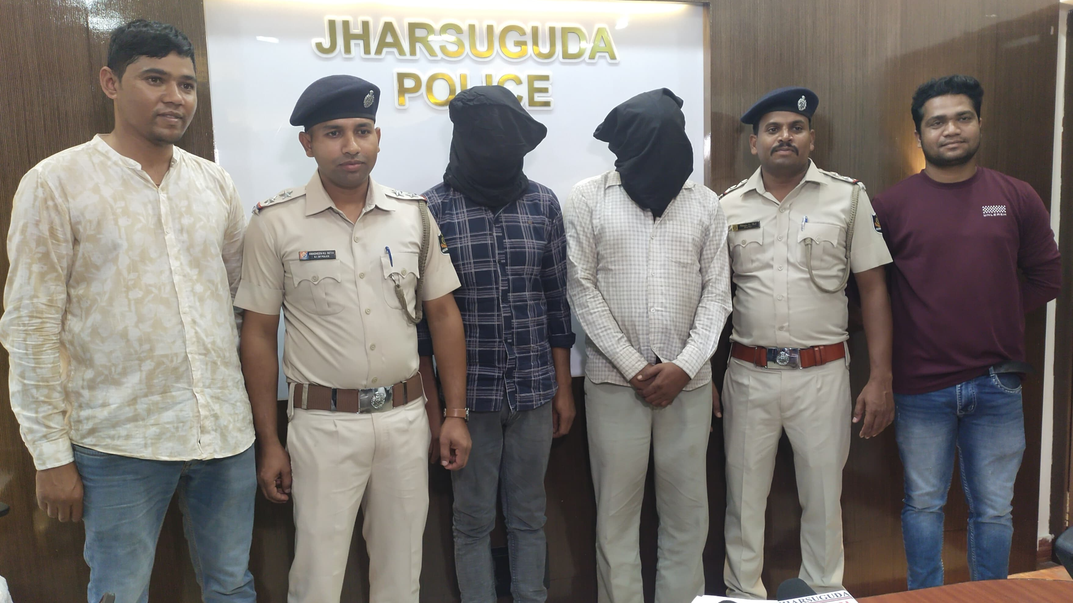The arrested accused have been identified as Sanatan Rohidas (52) of Old Town, Jharsuguda, and Ananta Luhura (53) of Lefripara, Sundargarh. According to police, the duo was part of an organized racket targeting parked motorcycles across the city and adjoining areas