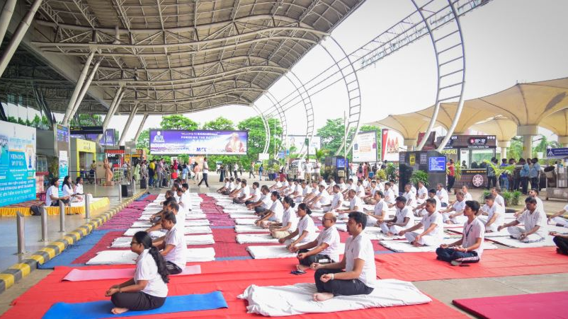 The yoga session was conducted in front of Terminal Building 1, emphasizing this year’s theme, “One Earth, One Health,” which highlights the intrinsic connection between personal wellness and planetary health. Yoga, known for strengthening the body, calming the mind, and fostering awareness and responsibility, was the focus of the program.