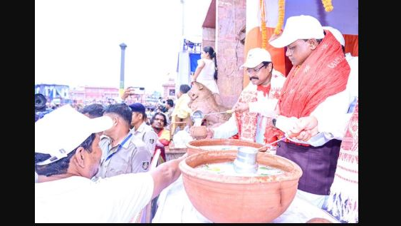 The Chief Minister arrived at the camp amidst tight security but was warmly received by devotees and volunteers. He personally served the refreshing drink to pilgrims who had gathered in large numbers to witness the ceremonial chariot pulling of Lord Jagannath, Balabhadra, and Subhadra