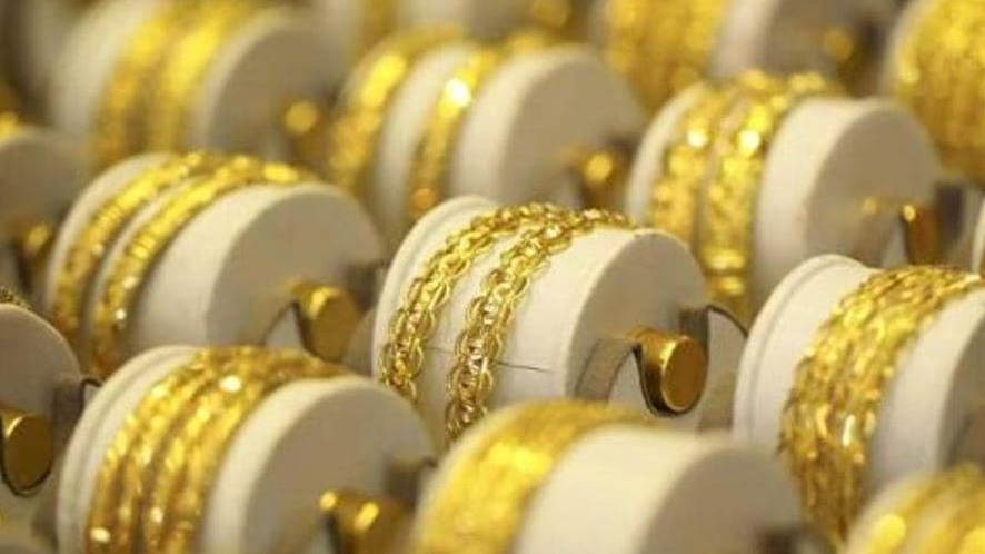 According to police reports, around 1:40 AM, unidentified criminals forcibly broke into the jewellery shop by damaging the front shutter. They made away with more than 5 kilograms of silver ornaments and approximately 50 grams of gold jewellery that were kept for repair