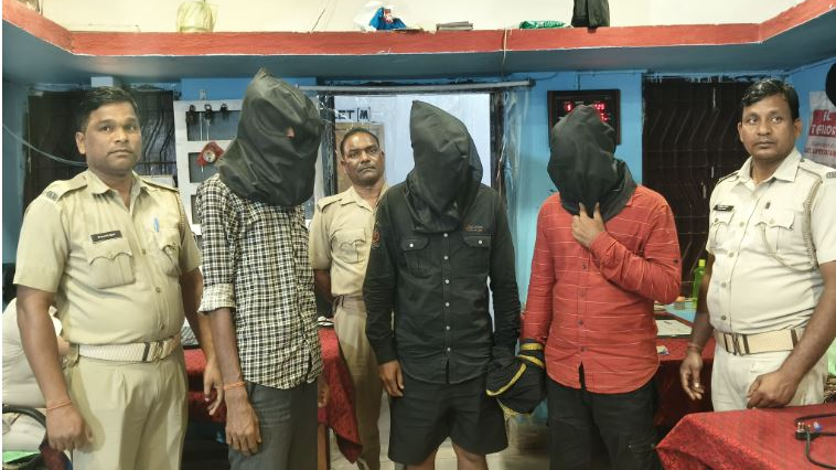 During a press briefing, SDPO Vijay Kumar Mahapatra and IIC Debaki Nayak confirmed the recovery of some looted gold and silver ornaments, three mobile phones, and three motorcycles from the accused