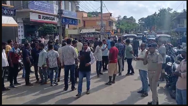 Soon after the incident, angry relatives and villagers gathered at the nursing home, placing the woman’s body in front of the building and launching a demonstration. The protest quickly escalated, prompting authorities to deploy police personnel to maintain law and order.