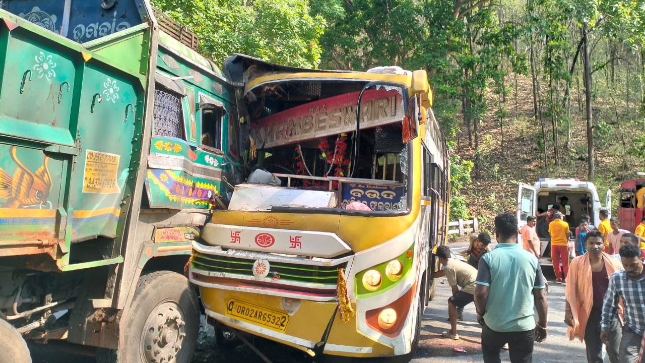 In a tragic incident, the driver of a bus was killed and over 20 passengers were injured when the bus was on his way to Puri from Korba in Chhatisgarh