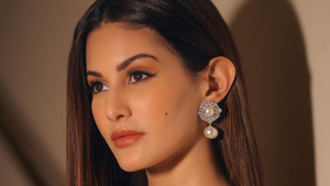 Amyra Dastur dazzles fans with mesmerising pics in golden shimmery saree 