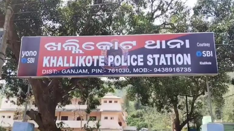 Three fake cops held in Cuttack for looting cash, valuables from people