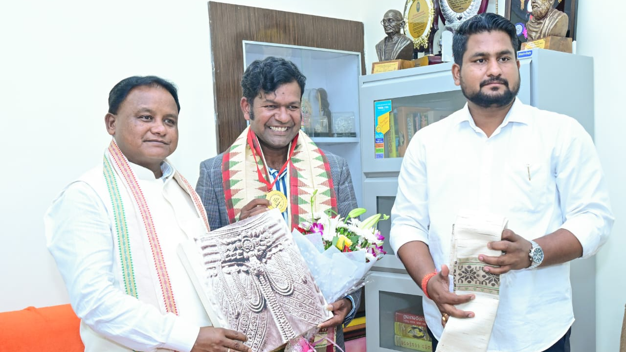 CM Mohan Majhi felicitates Sudarshan Pattnaik for winning gold at International Sand Art Championship